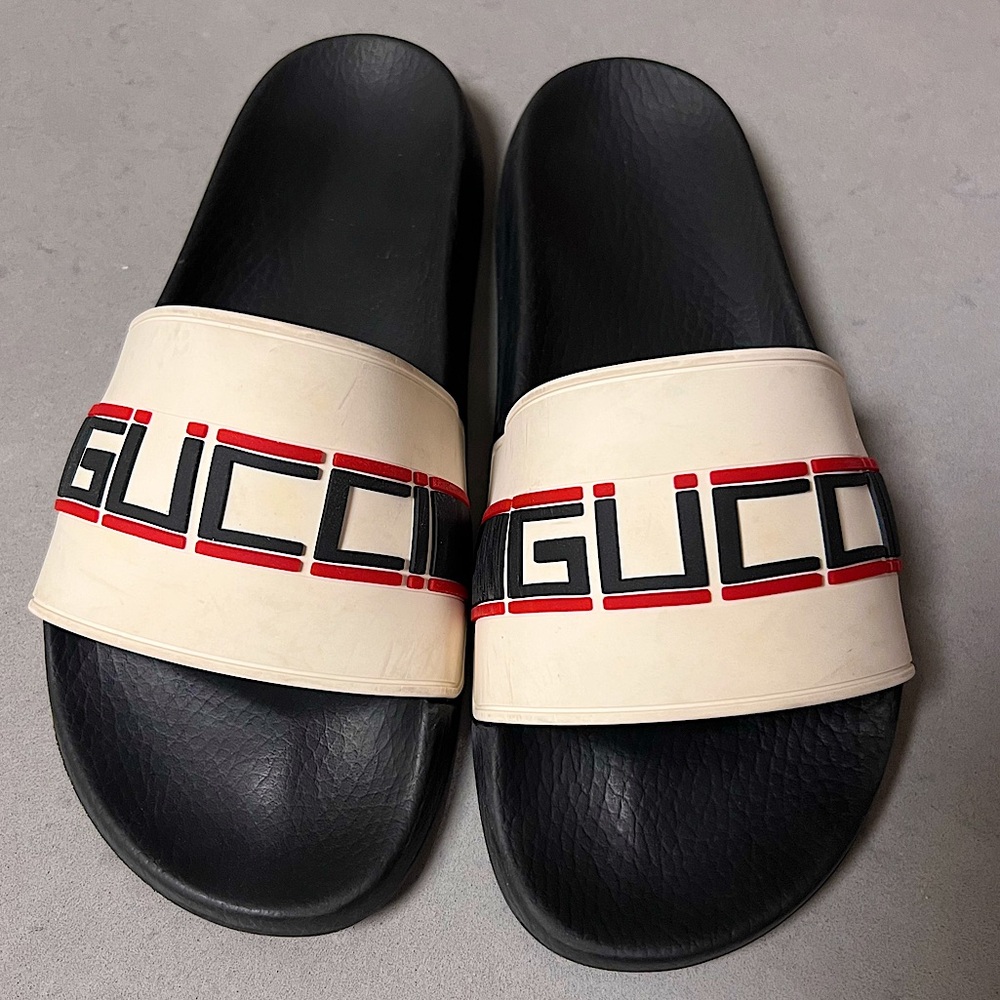 Men’s Gucci slides! Great condition, size 10, Gucci logo flip flops